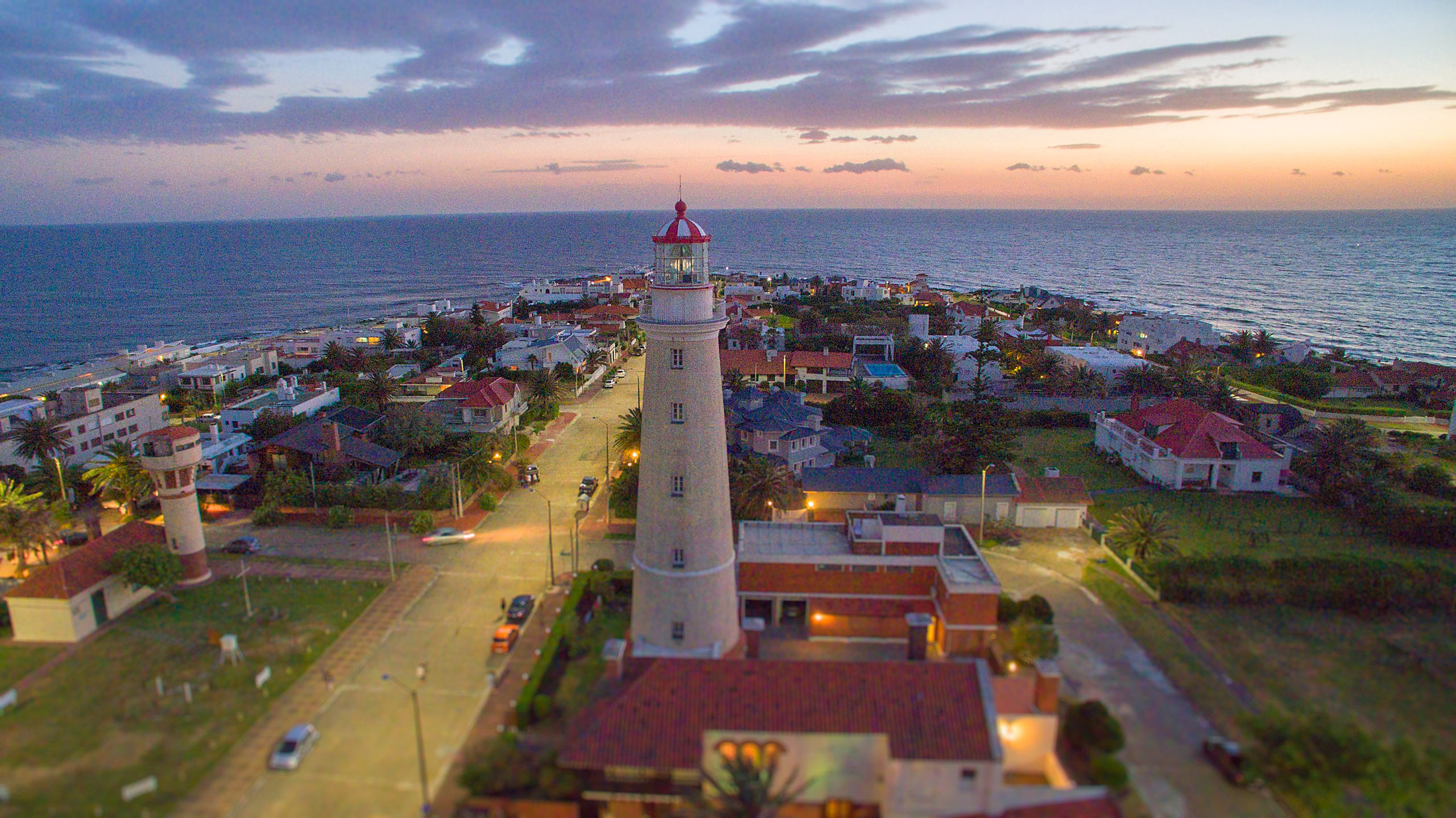 Punta-del-este-lighthouse-by-marcelo-campi original size