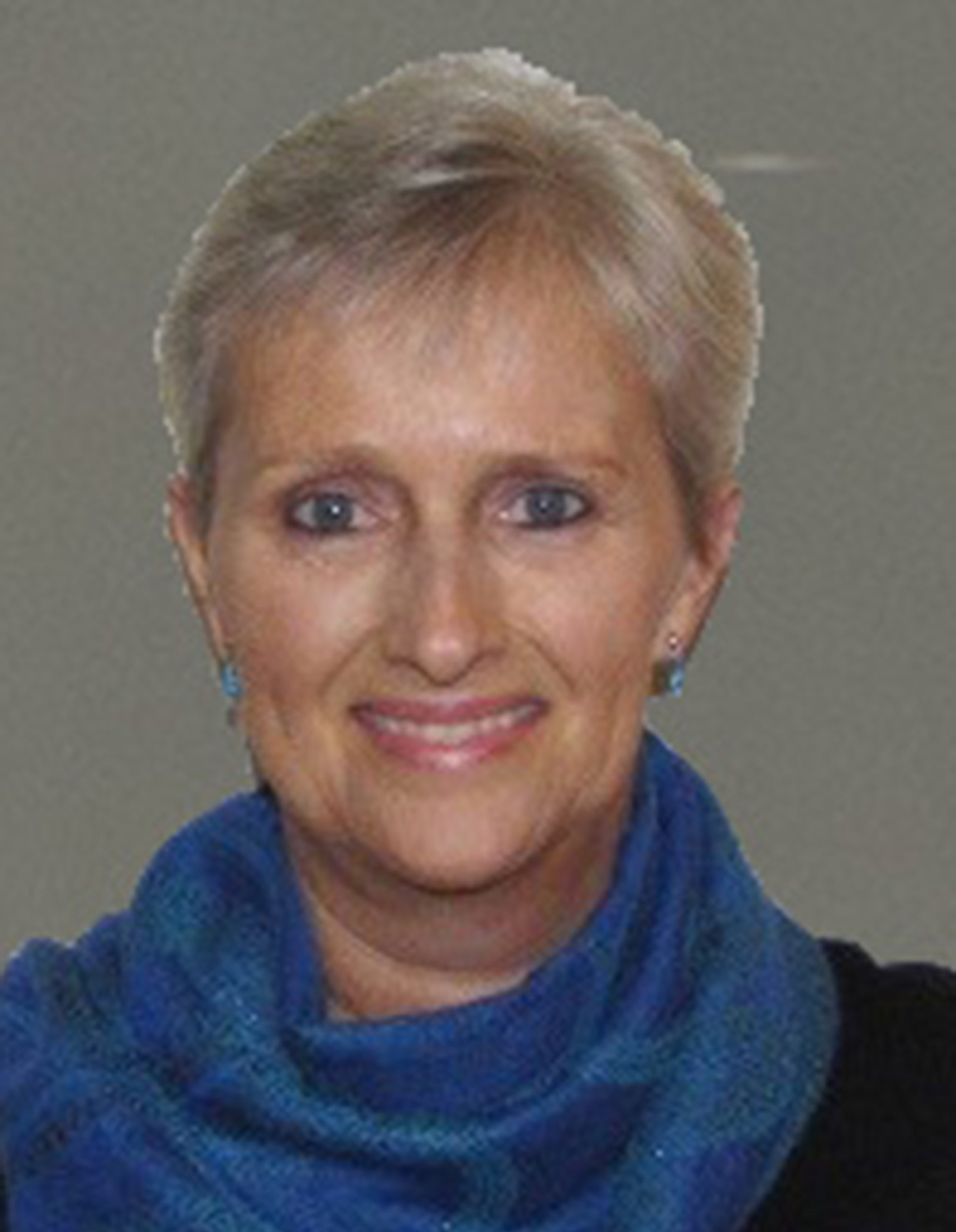 Sherie Rogde grey background crop