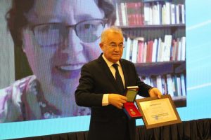 Elizabeth Clark receiving Uzbek award